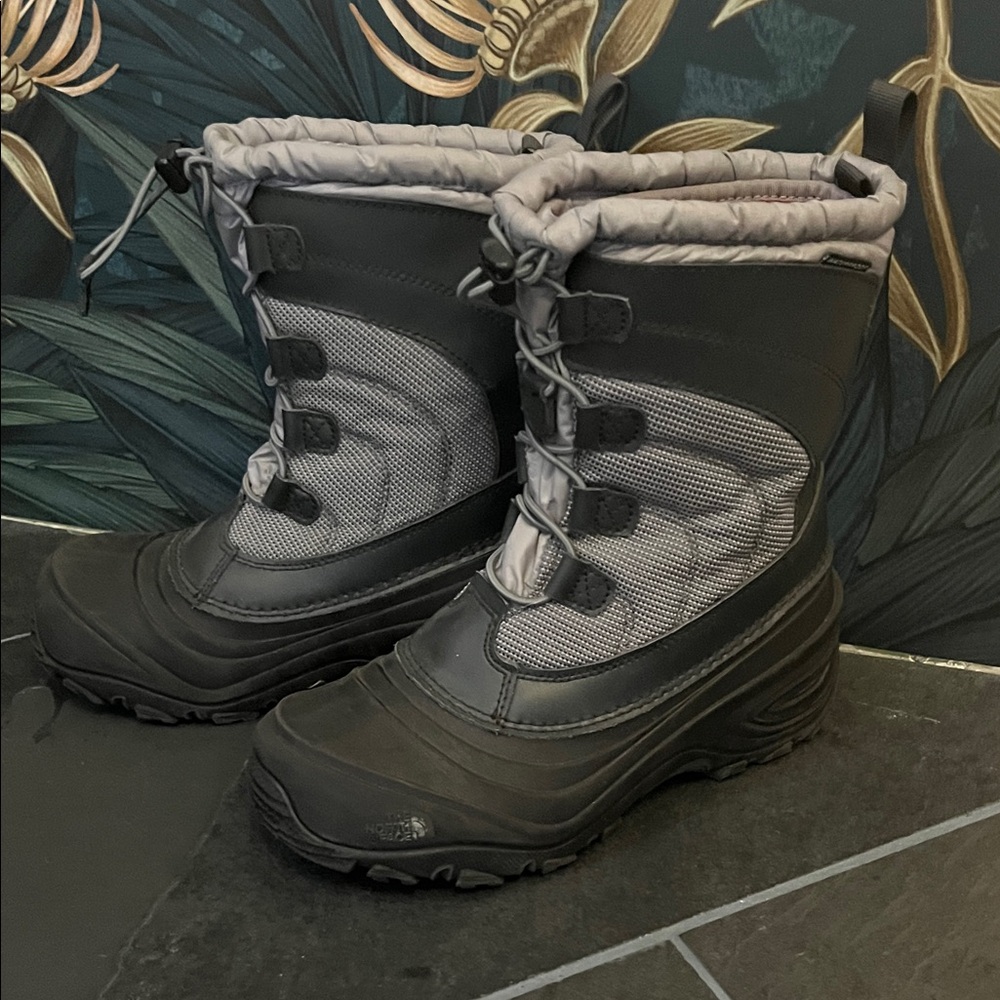 North face Gray Winter Snow Boots, Sz 4